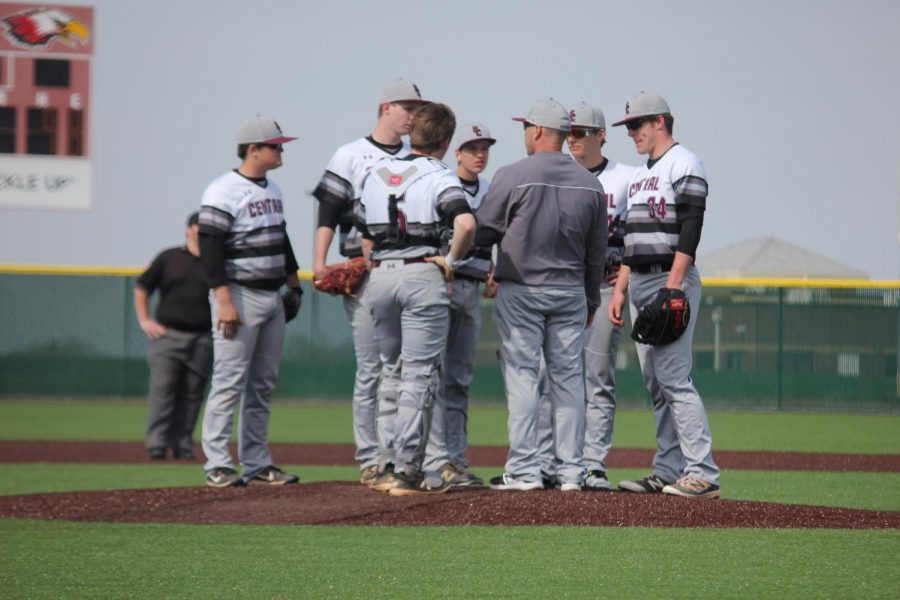 Infielders+huddle+around+pitcher+Ethan+Speer