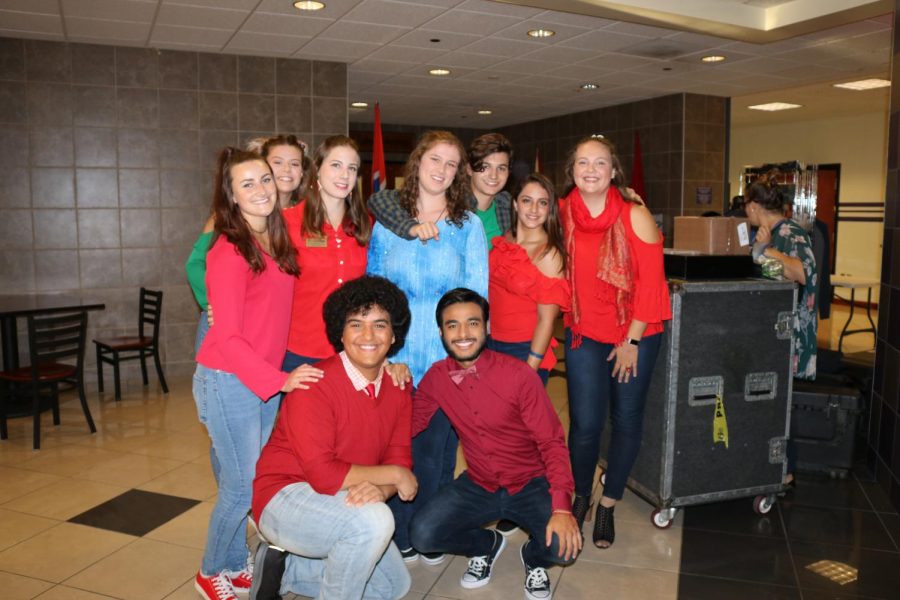 Performers+group+up+for+a+photo.