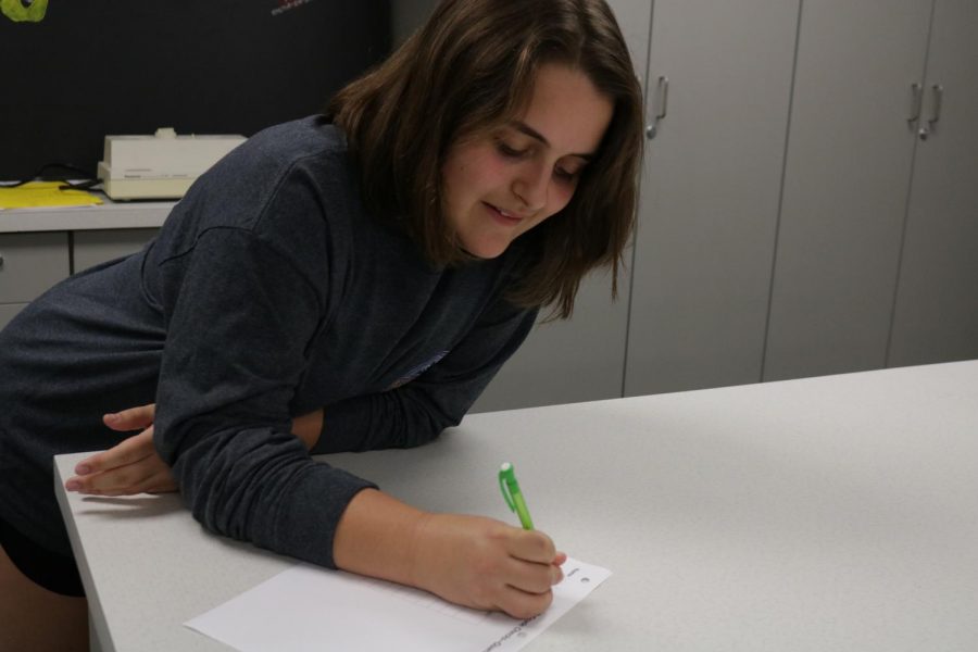 Sophomore+Emily+Redding+fills+out+a+weekly+grade+report+sheet